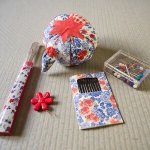 The Pioneer Woman Red And Blue Floral Sewing Kit  With Case NEW